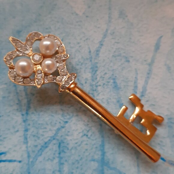 Key Brooch - Picture 1 of 2
